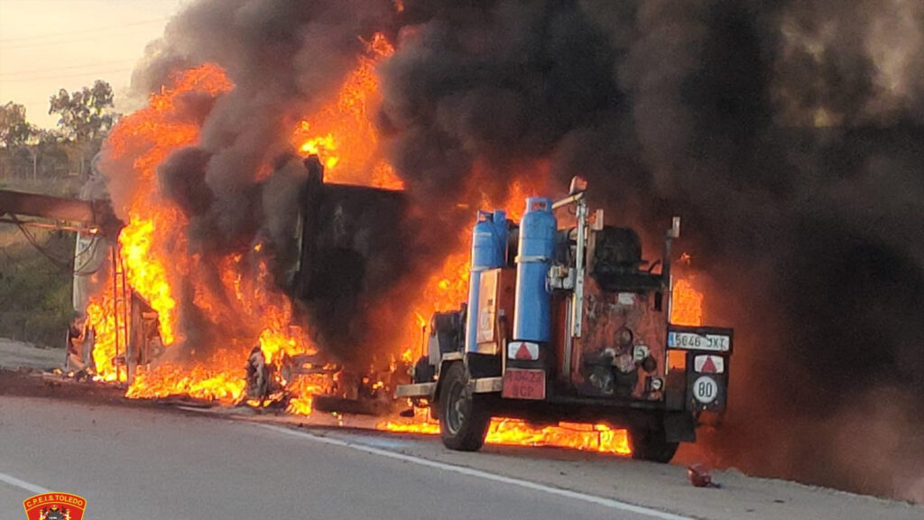 Caos en la A-5: Incendio de camión paraliza autovía con largos atascos