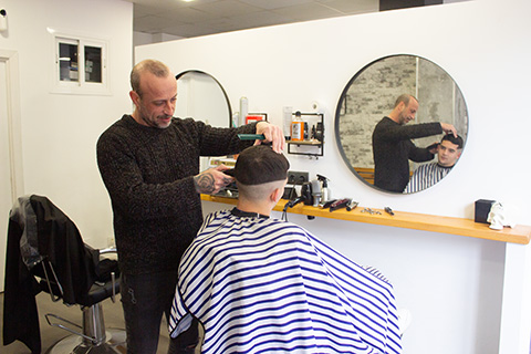 Mario cortando el pelo de un cliente