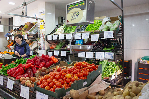 Interior y variedad de productos en el local