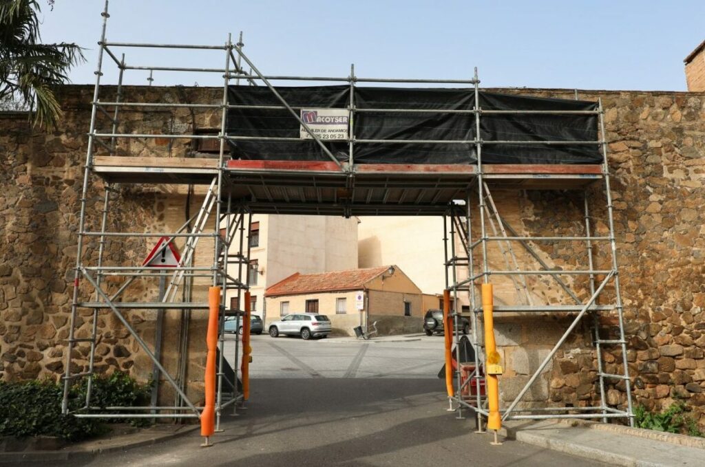 El Ayuntamiento de Toledo interviene urgentemente en una histórica puerta de la muralla