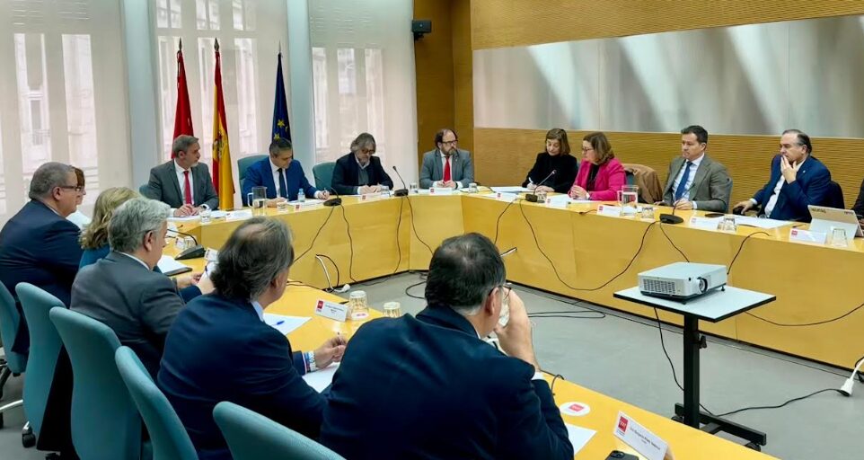 Cedillo destaca el compromiso de la Diputación para la modernización de las infraestructuras de transporte en la provincia