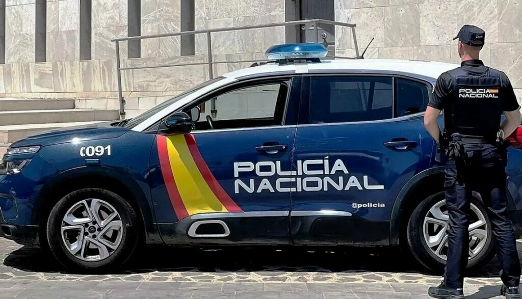 Detenido por rociar la puerta de su vecino y prenderle fuego