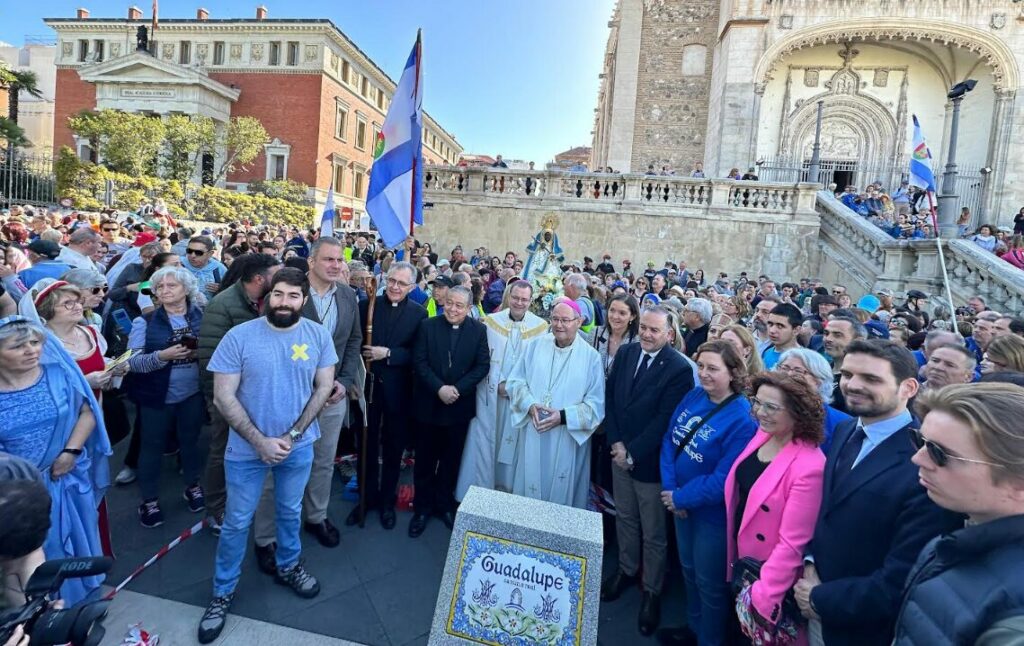 Inauguración del Camino Real de Guadalupe en Madrid con la presencia de la presidenta de la Diputación