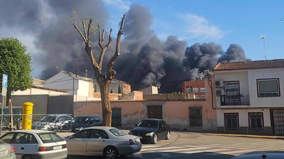 Piden a los vecinos que no salgan de casa por un incendio en una fábrica de plásticos