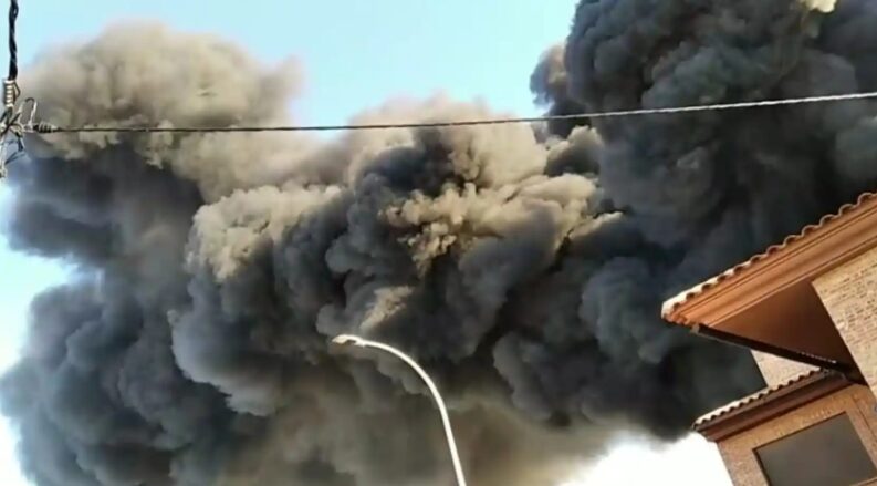 Piden a los vecinos que no salgan de casa por un incendio en una fábrica de plásticos