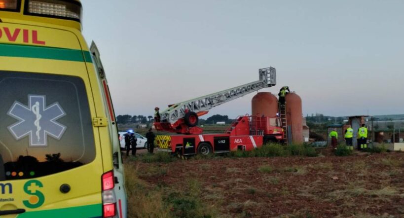 Rescate de un hombre de 80 años tras caer en una tinaja