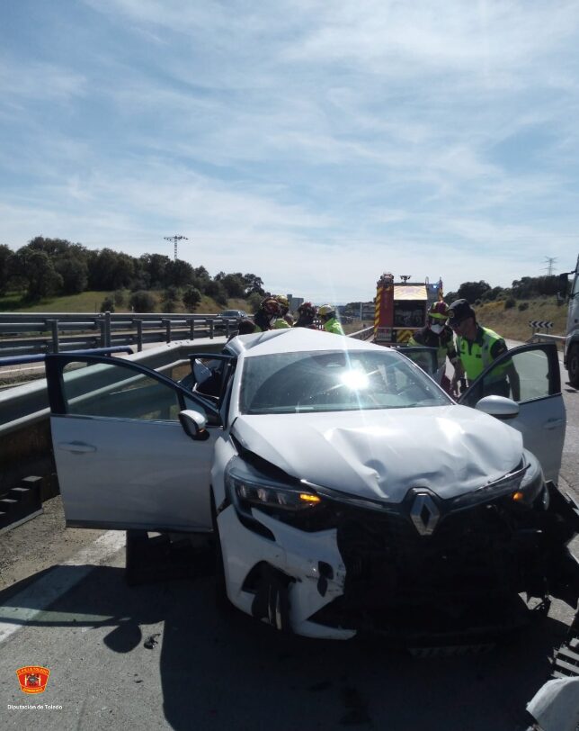 Rescate de un varón de 50 años tras un accidente en Talavera
La tarde de ayer fue testigo de un dramático incidente en la A-5, donde un hombre de 50 años quedó atrapado en su automóvil luego de una colisión con un camión. Según los informes del 112 de Castilla-La Mancha a La Voz del Tajo, el suceso ocurrió alrededor de las 15:54 en el kilómetro 123 de la autopista, en dirección a Extremadura, cerca de Talavera de la Reina.


La rápida intervención de los servicios de emergencia, que incluyeron a los Bomberos, personal sanitario y agentes de la Guardia Civil, fue esencial para gestionar la situación y brindar la atención necesaria al herido.