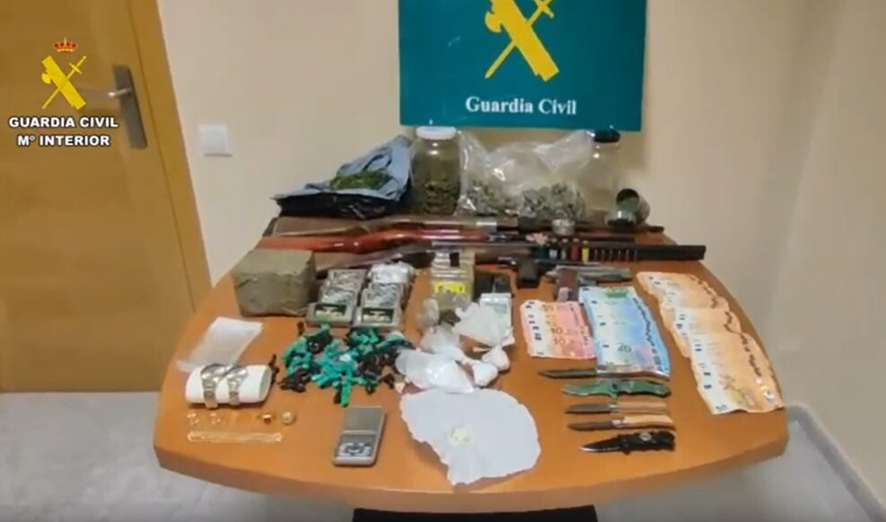 Drogas, dinero, joyas robadas y armas: dos detenidos en una operación contra el narcotráfico 