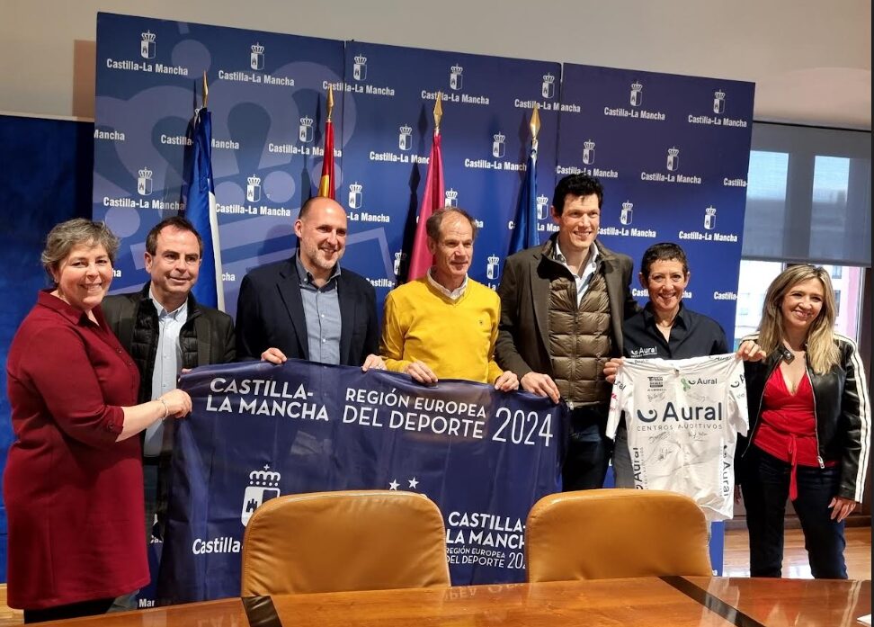 El Gobierno regional otorga la bandera CLM Región Europea del Deporte al equipo Aural Superación para la Titán Desert en Marruecos