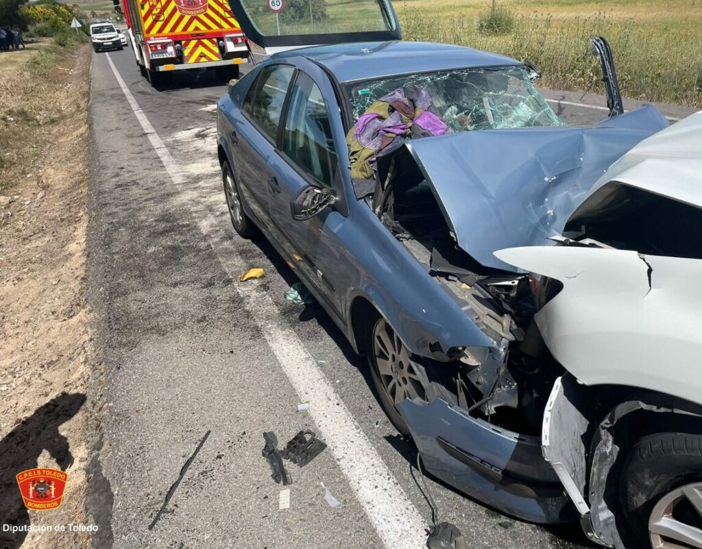 Seis heridos, dos de ellos en estado grave, en una impactante colisión frontal de vehículos