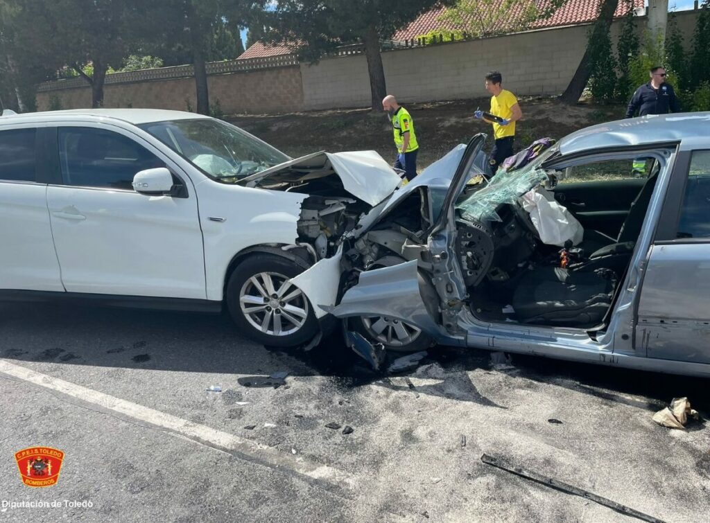 Seis heridos, dos de ellos en estado grave, en una impactante colisión frontal de vehículos