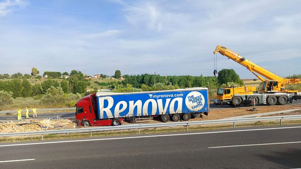 Salida de vía de un tráiler en la A-5 a la altura de Lucillos