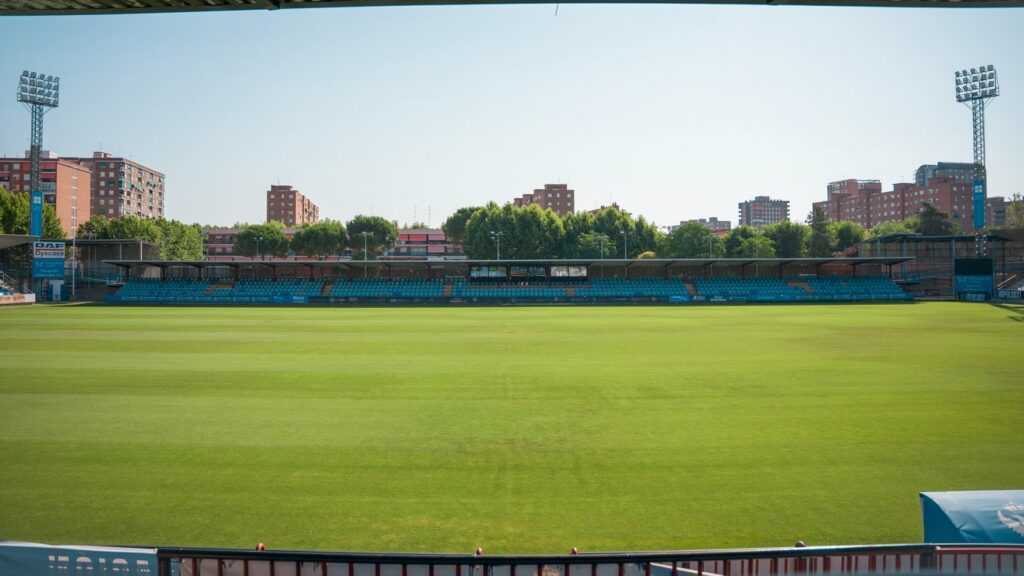 Así luce el estadio El Prado después de la resiembra de césped