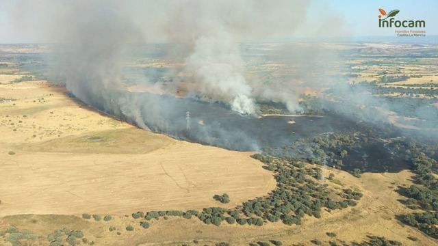 Calera y Chozas: el incendio continúa activo