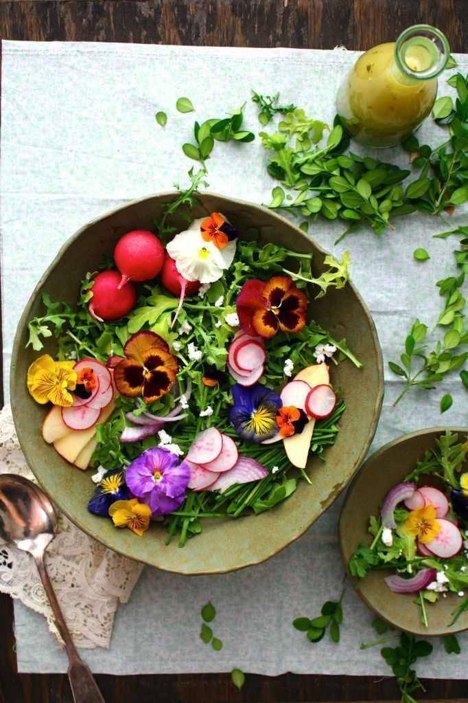 Flores en la gastronomía española: de pétalos en postres a hierbas aromáticas