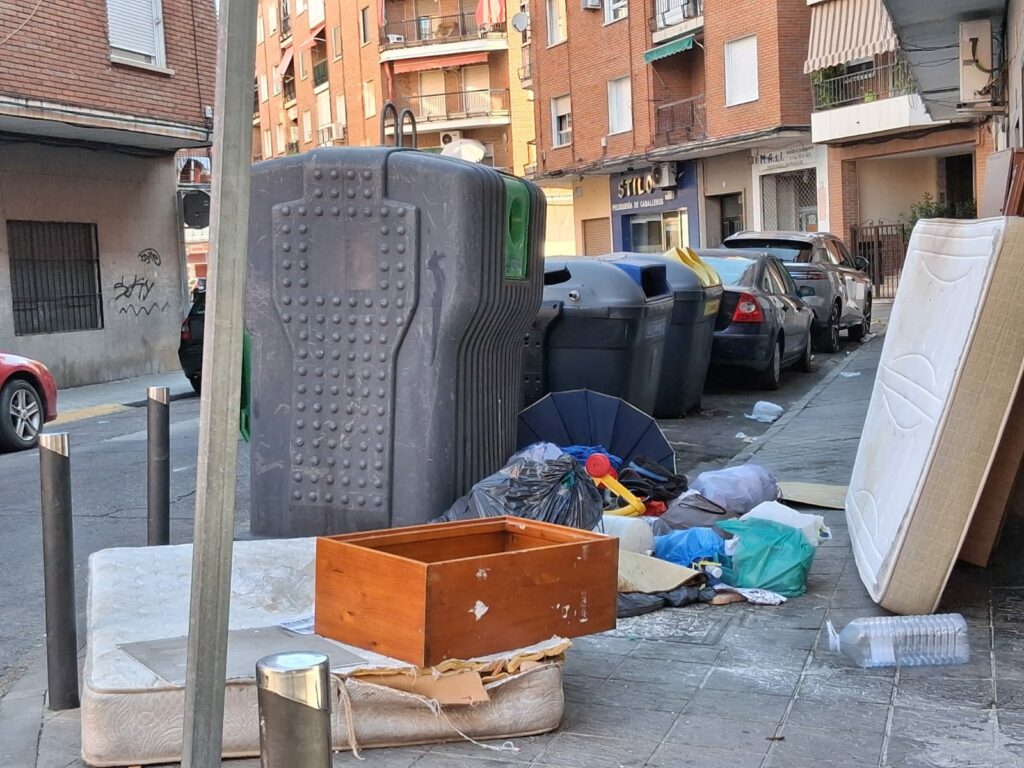 La suciedad se instala en las calles de Talavera este verano