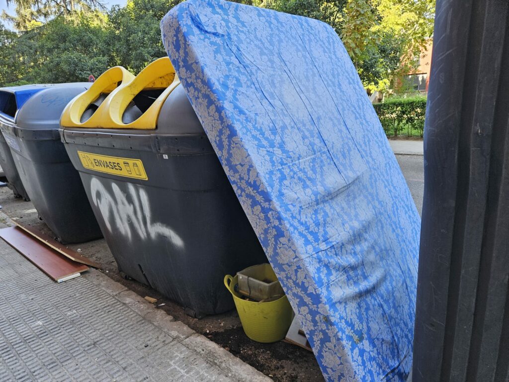 200 metros de abandono en Ronda de los Andes en Talavera