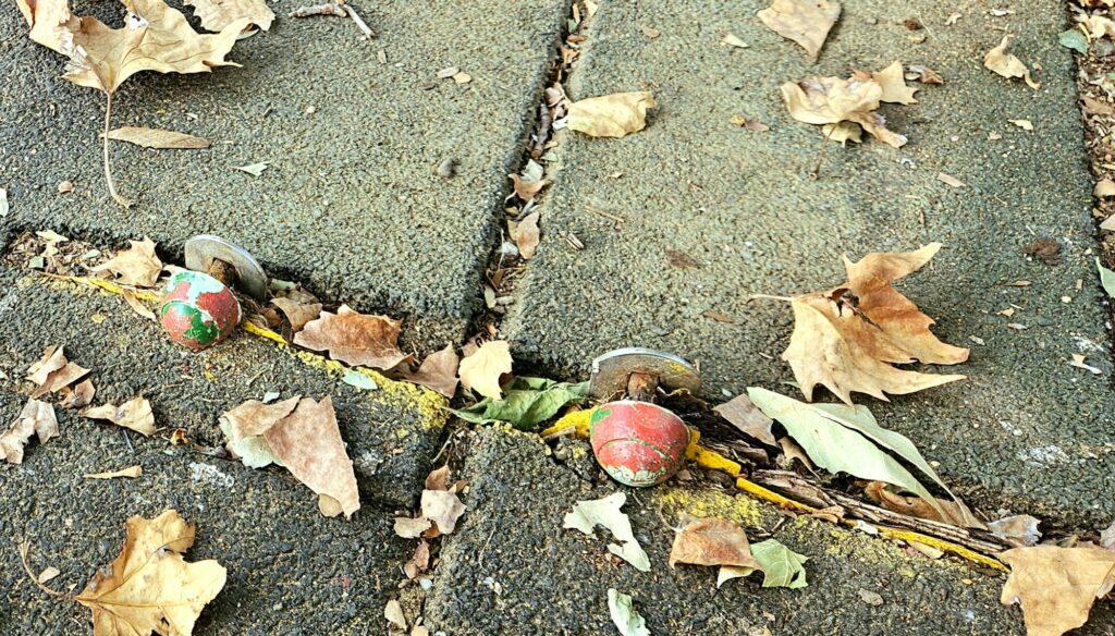 Tornillos al aire y suciedad en un parque infantil de Talavera