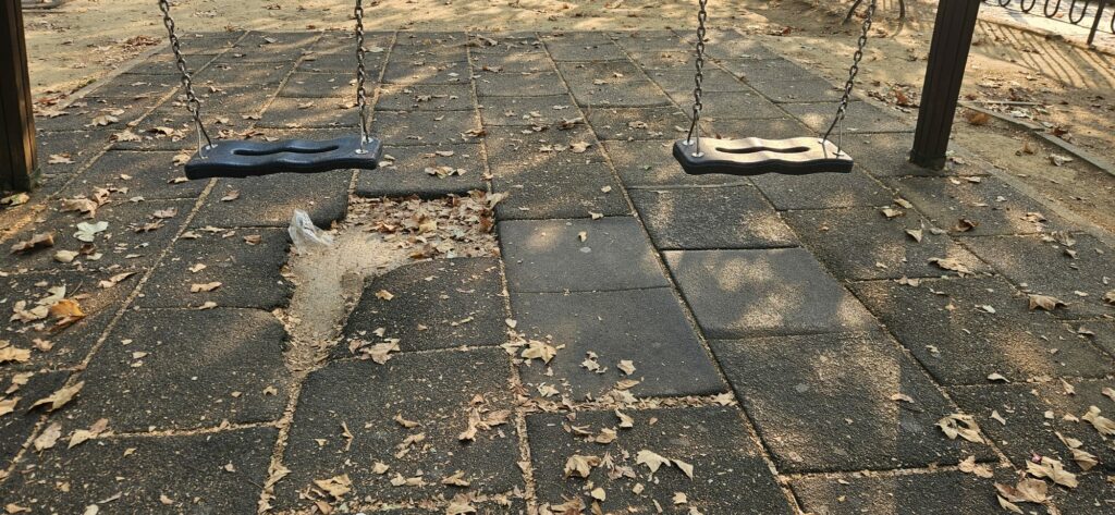 Tornillos al aire y suciedad en un parque infantil de Talavera