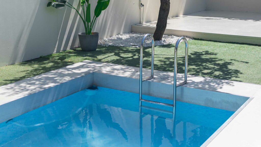 Un menor es hallado inconsciente en una piscina en Ugena