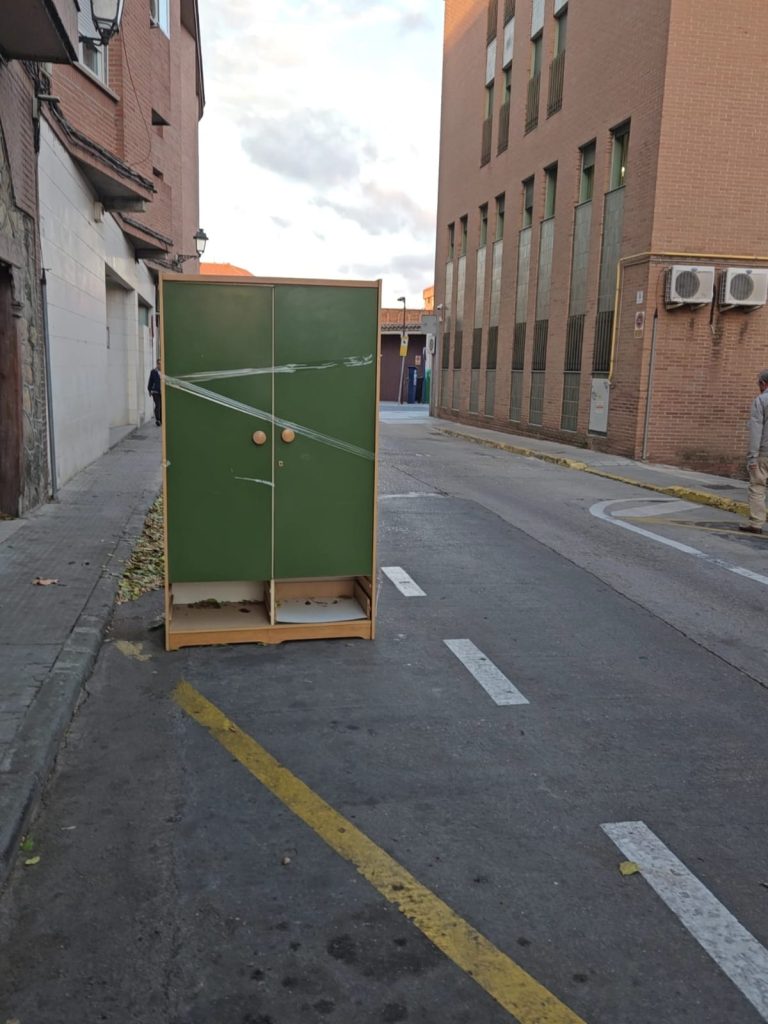 Tres días con un armario abandonado en plena calle: Talavera