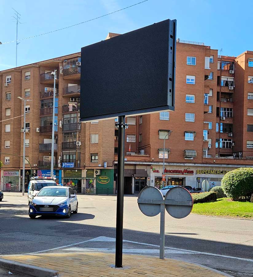 Los paneles LED sin uso instalados en Talavera