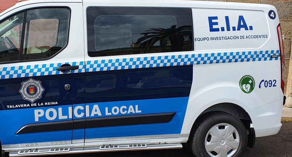 Un coche vuelca tras una colisión en plena avenida Juan Carlos I