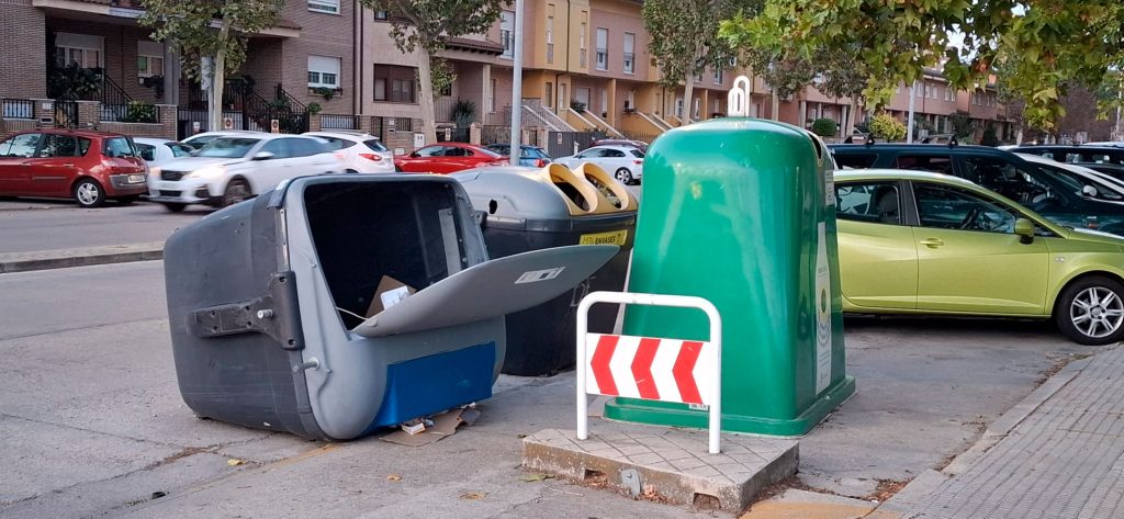 Contenedores volcados en Talavera