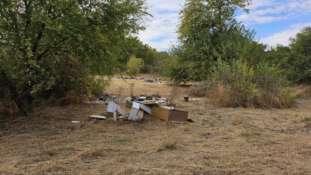 Un foco de basura olvidado junto al río