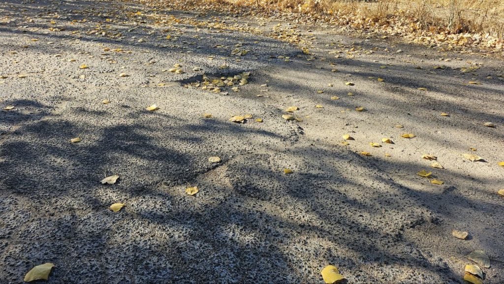 El mal estado del acceso al embalse de La Portiña