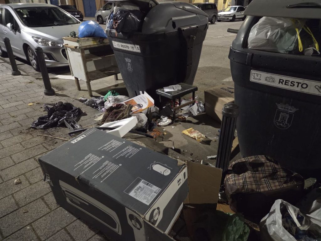 Así amanece cada día la Calle de La Paralela