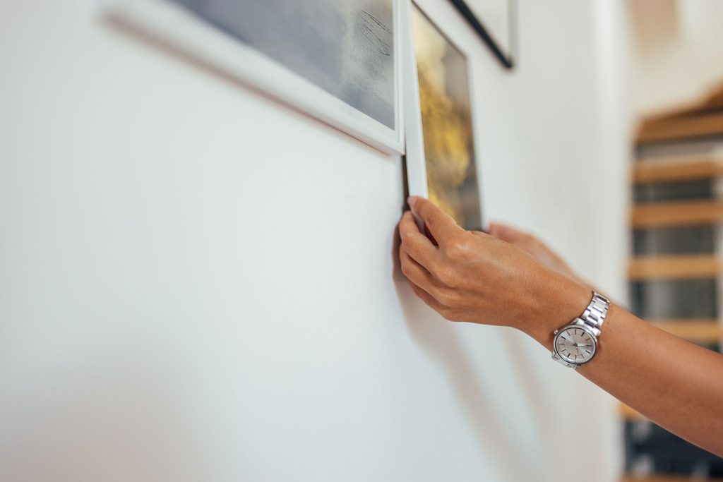 Una solución moderna y elegante para tus espacios: rieles para colgar cuadros