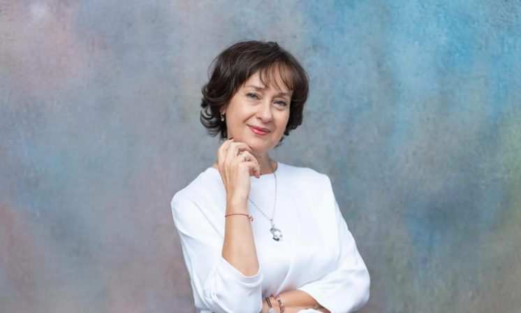 Talavera acoge a la escritora Elena Zabalo