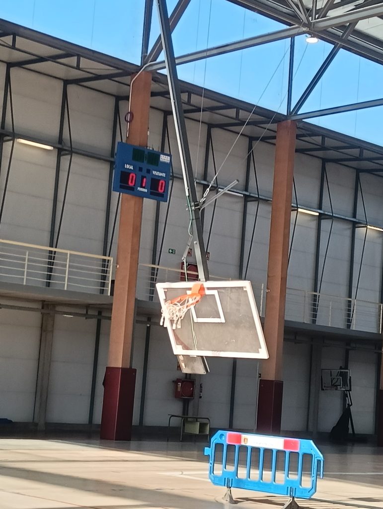 PSOE Talavera: Una canasta se desploma en el Polideportivo JAJE