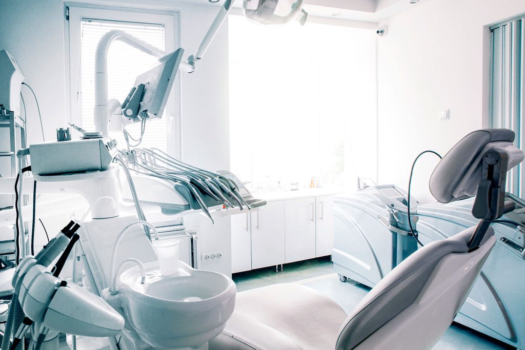 Clínica dental en Adeje: guía para elegir el mejor especialista en odontología