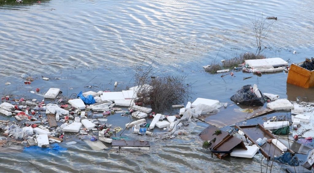 El Río Alberche, saca a relucir la basura de los incívicos