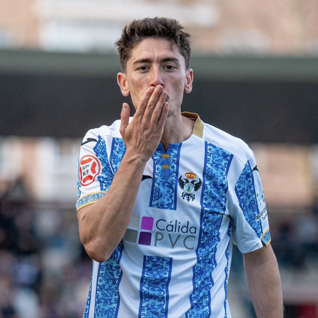 El CF Talavera vence al CD Arenteiro (2-1) en El Prado y se acerca a la permanencia