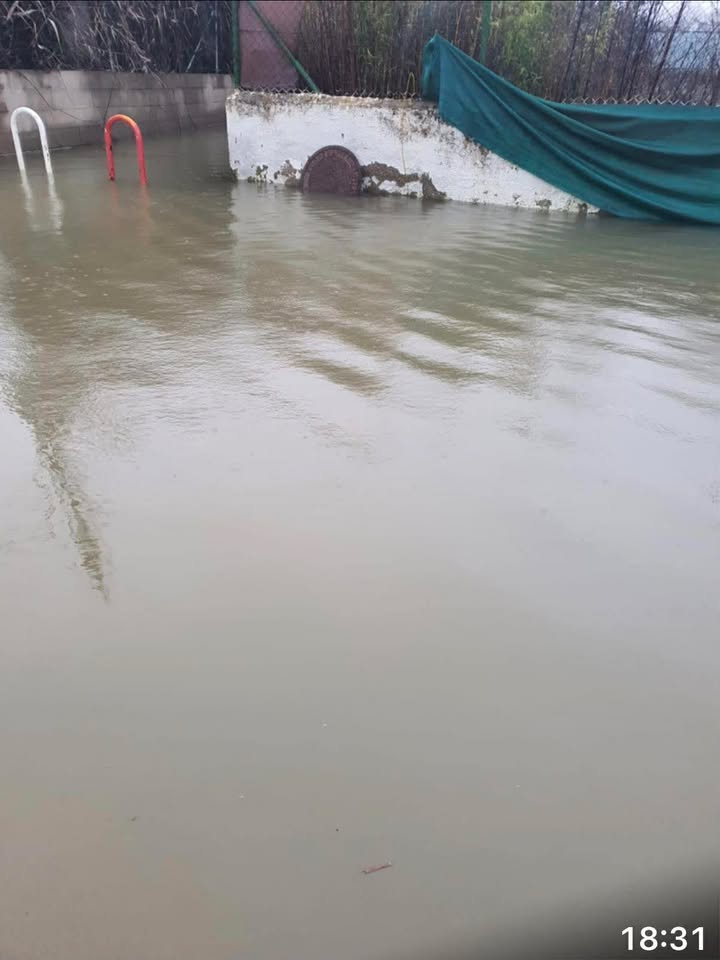 Inundaciones en Escalona: vecinos achican agua por sus propios medios