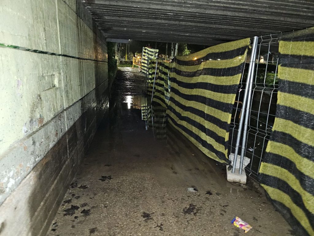 El paso bajo el puente entre la Alameda y Ronda del Cañillo anegado