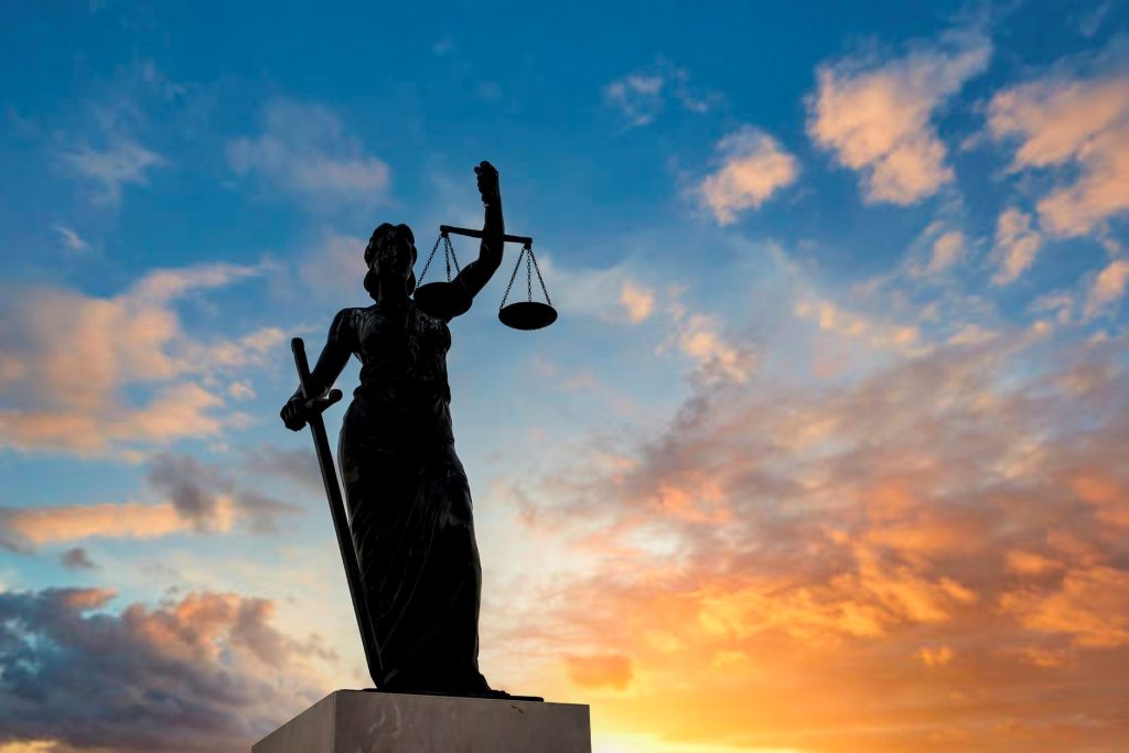 Ni carrera universitaria ni experiencia previa: la oposición que abre las puertas de la Justicia con el título de bachillerato