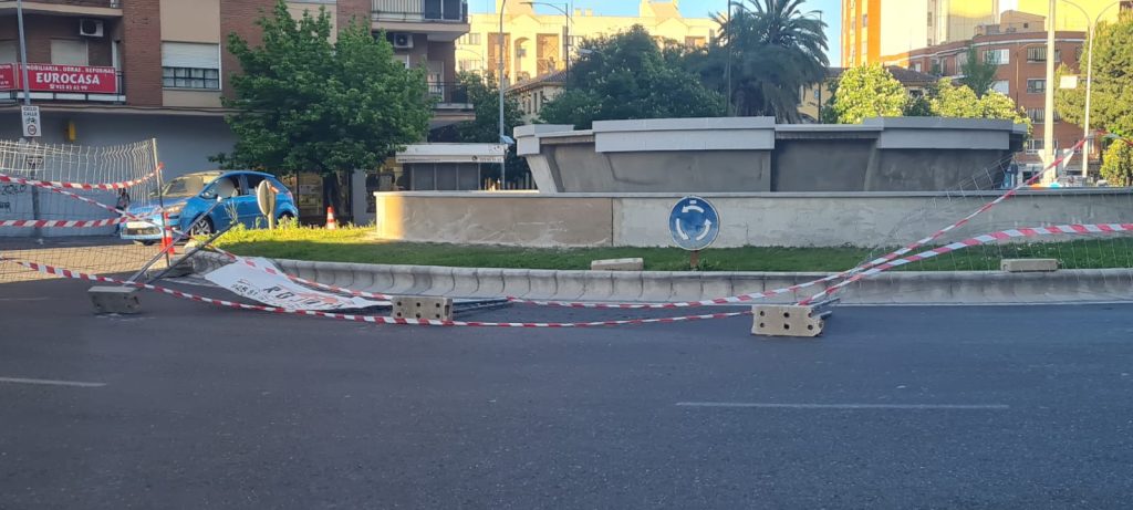 Urgencia en la Plaza de España: Un año de vallado provisional