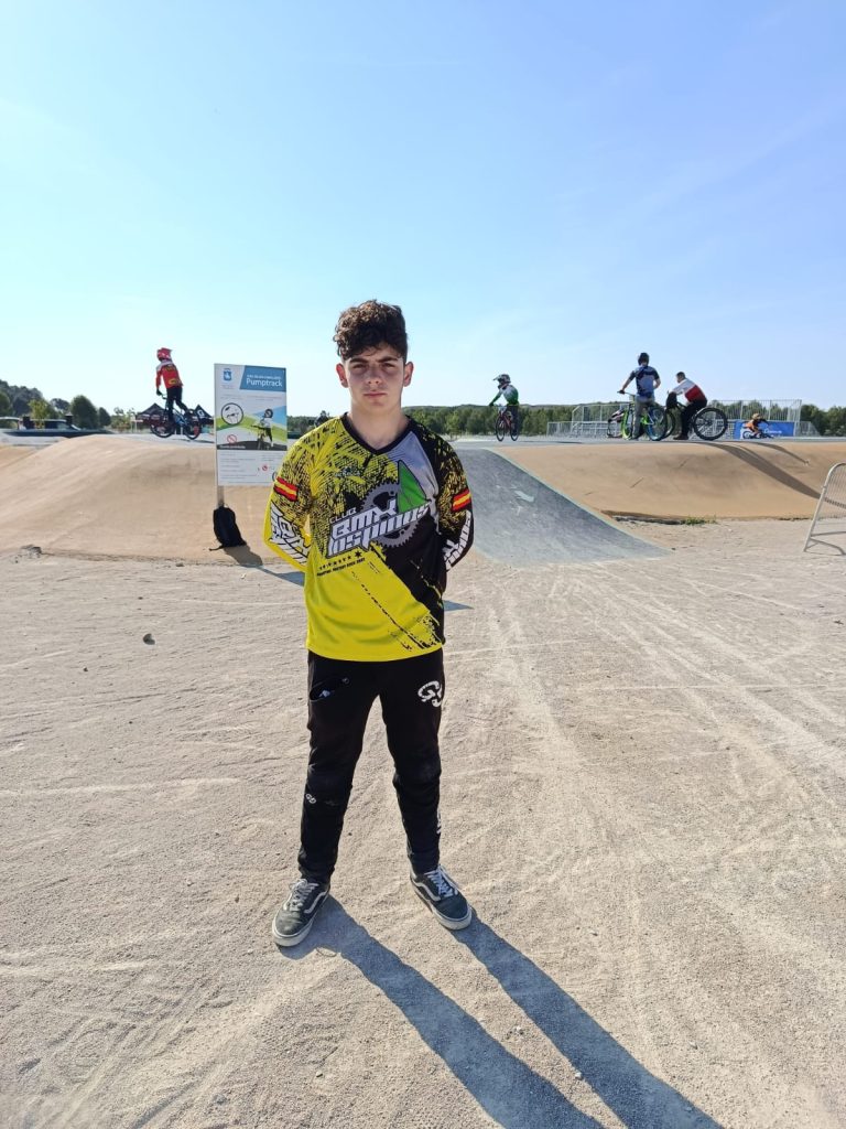 El Club Los Pinos de BMX destaca con Óscar González y Junior Fraile en Madrid y Aragón