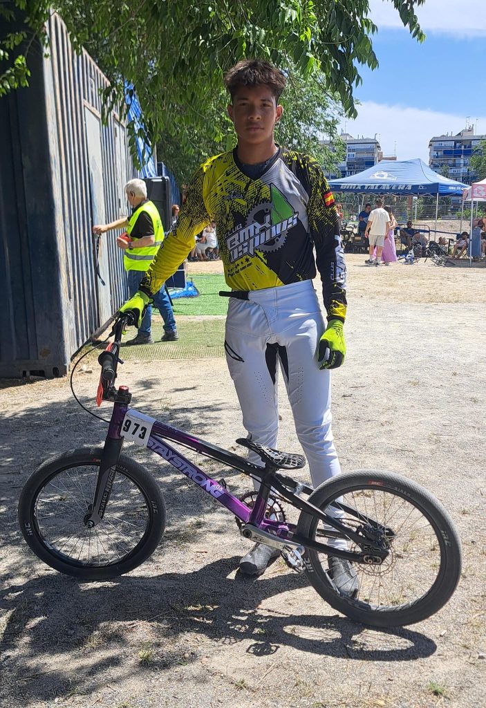 El Club Los Pinos de BMX destaca con Óscar González y Junior Fraile en Madrid y Aragón