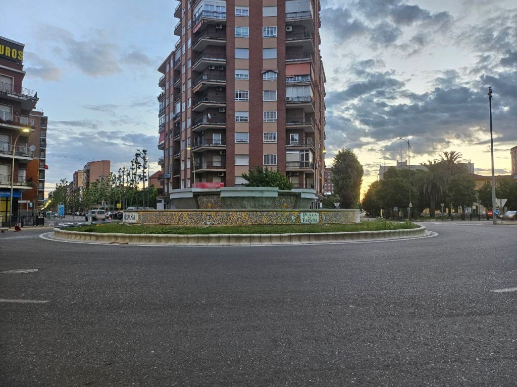 La Fuente de Plaza España ya viste cerámica talaverana