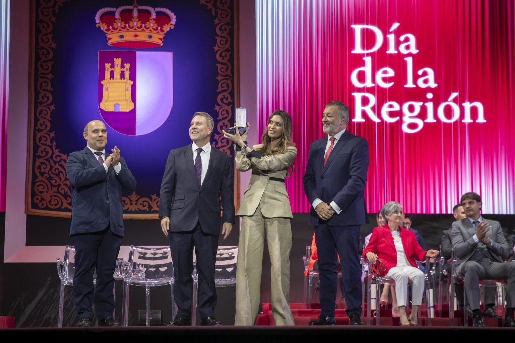 Sara Carbonero y Fernando Morientes reciben la Medalla de Oro de Castilla-La Mancha entre emoción, raíces y orgullo manchego
