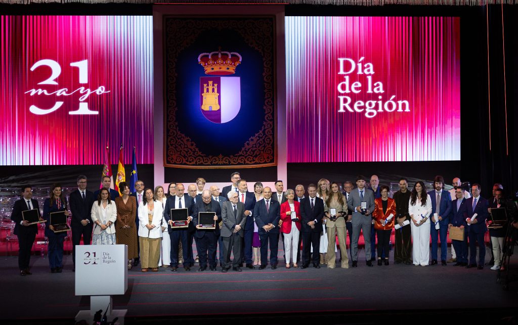 Sara Carbonero y Fernando Morientes reciben la Medalla de Oro de Castilla-La Mancha entre emoción, raíces y orgullo manchego
