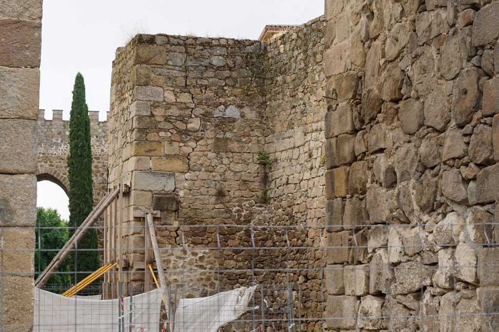 La Asociación de Vecinos del Casco Antiguo San Jerónimo exige actuaciones urgentes ante el deterioro de la muralla histórica de Talavera