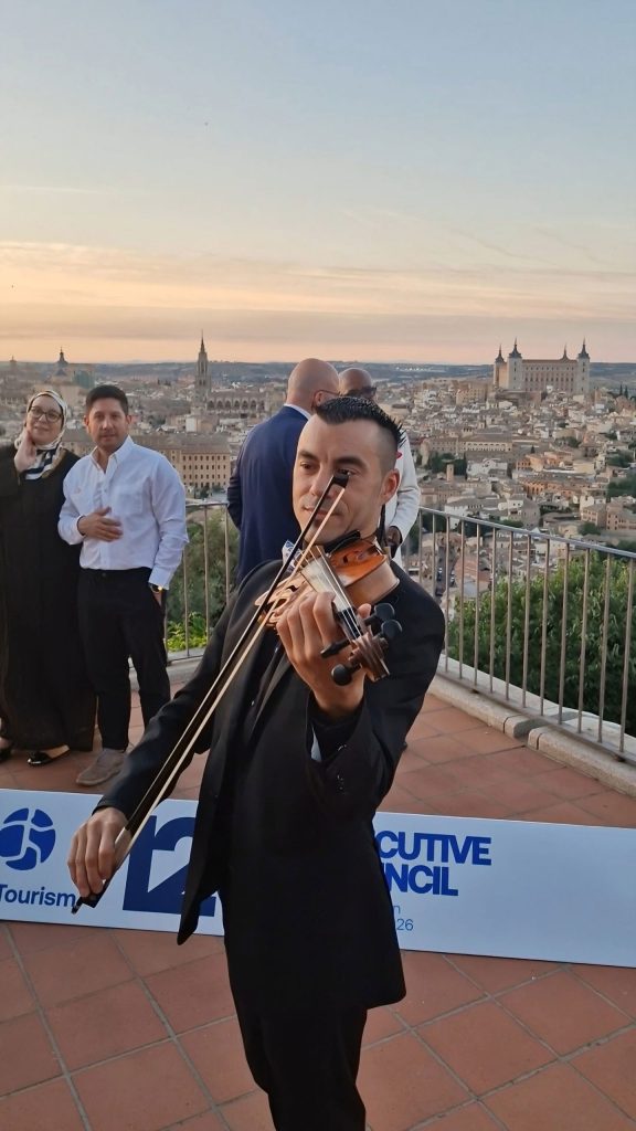 El violinista talaverano Benjamín Nava pone música a la recepción oficial de ONU Turismo en Toledo