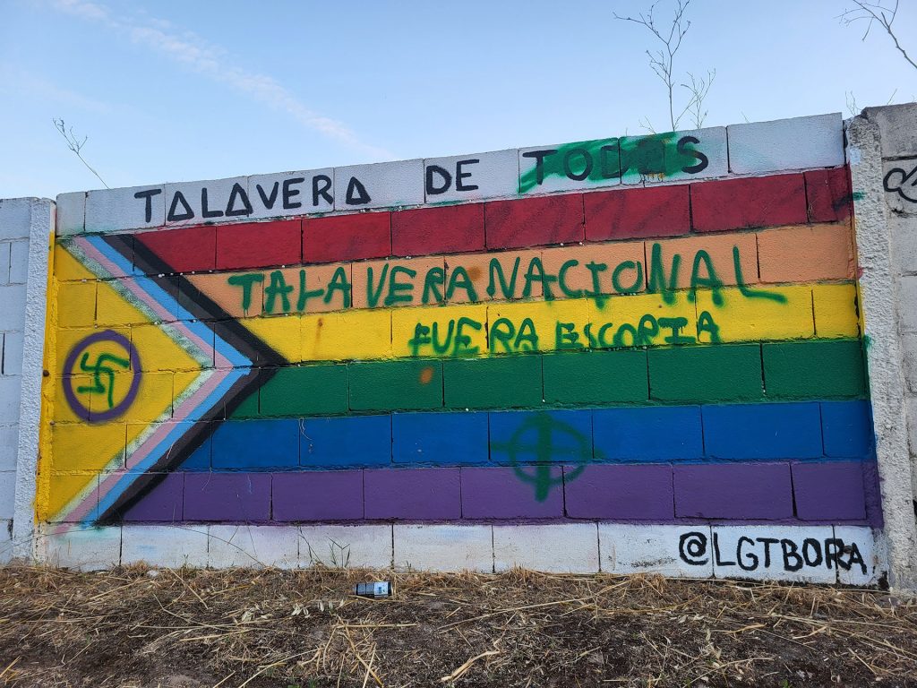 Vandalizan de nuevo el mural LGTBIQ+ de Talavera con símbolos nazis y mensajes de odio