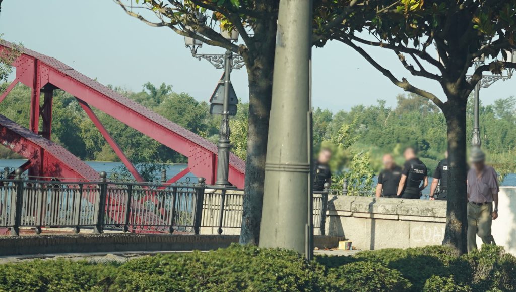 Un hombre se sube a uno de los arcos del Puente de Hierro de Talavera